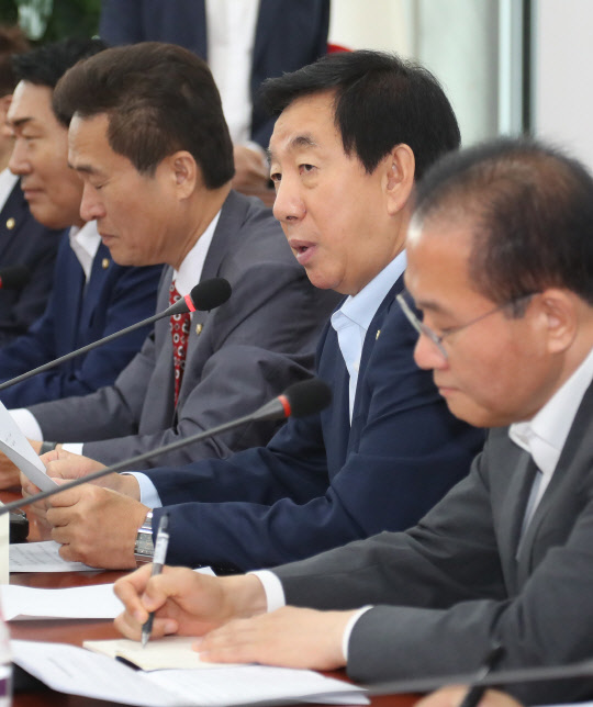김성태 자유한국당 당 대표 권한대행이 27일 오전 국회에서 열린 원내대책회의에서 발언하고 있다. 연합뉴스